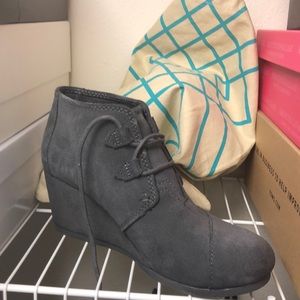 Toms Kala Suede booties